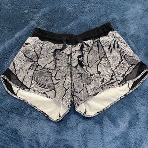 Lululemon Hotty Hot Low Rise Short 4"